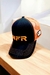 BÓNE NFR-PRETO T/LARANJA