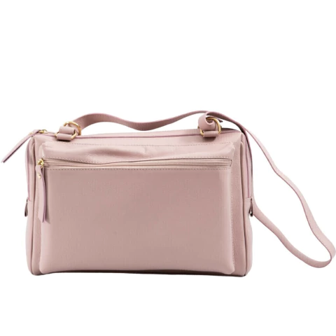Bolsa necessaire para carrinho de bebê Ezzenza na cor rosa antigo, feita em couro nobre, com alça ajustável e bolso externo com zíper.