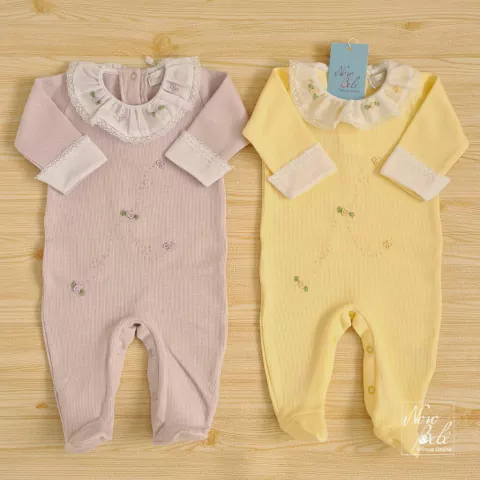 Kit 2 Macacões Bebês Gêmeas Tricotil Borboleta Tiana Lilás e Amarelo