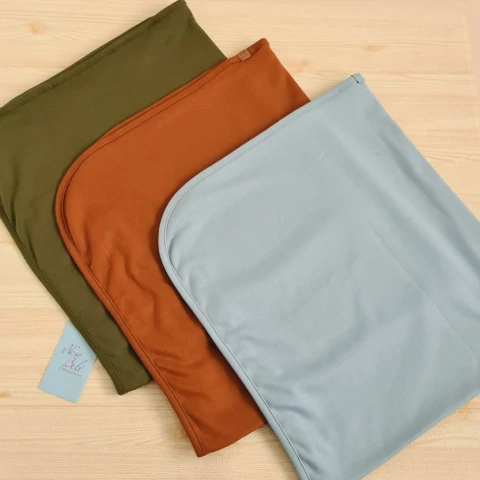 Kit 3 Cueiros Bebê Algodão Egípcio Océane Menino Verde Musgo, Marrom e Azul Médio