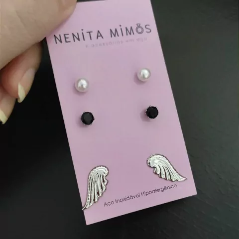 Trio de brincos em aço inoxidável pérola fake pedra preta e asas
