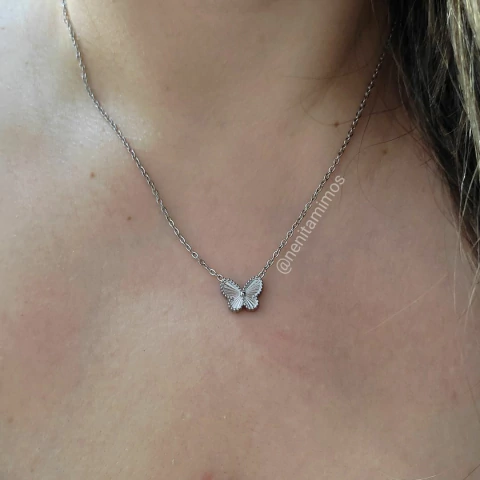 Colar borboleta detalhada em aço inoxidável prateado - comprar online