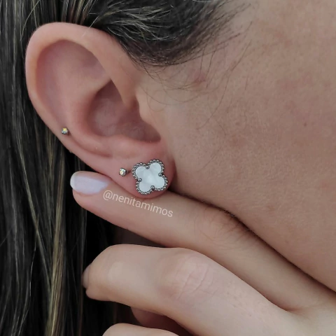 Brinco trevo madrepérola em aço inoxidável - comprar online