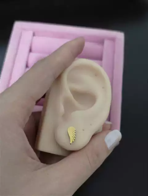 Brinco asa em aço inoxidável com banho dourado antialérgico