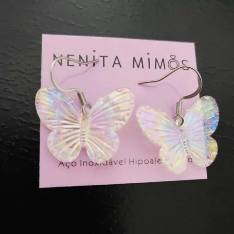 Brinco borboleta furta-cor acrilico e em aço inoxidável