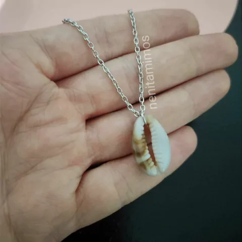 Chocker buzio em aço inoxidável e resina colar curto