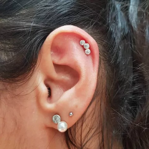 Piercing 3 pedras de zircônia em aço inoxidável cartilagem