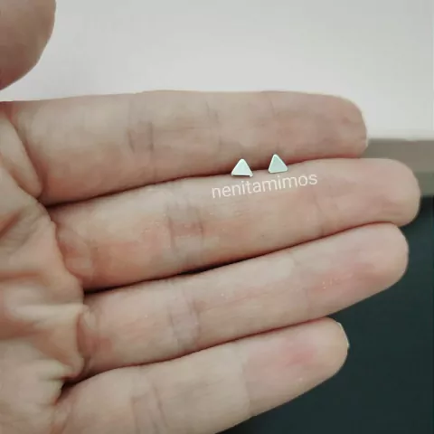 Brinco mini triângulo em aço inoxidável hipoalergenico segundo furo tarraxa geometrico
