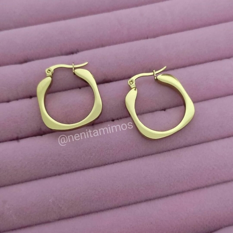 Brinco argola quadrada em aço inoxidável com banho dourado fecho italiano 2,5cm