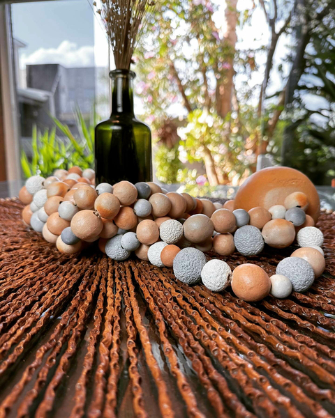 Colar de Mesa Bola e Bolinhas em Cerâmica