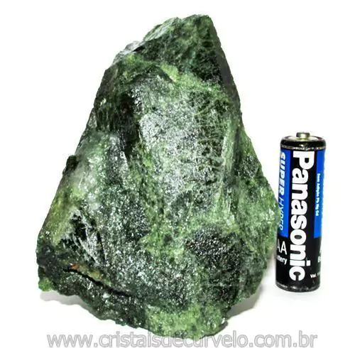 Um cristal de Epídoto verde em sua forma bruta.