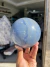 Esfera Quartzo Azul Pedra Natural Tamanho Medio 1.85kg 11cm - Distribuidora CristaisdeCurvelo