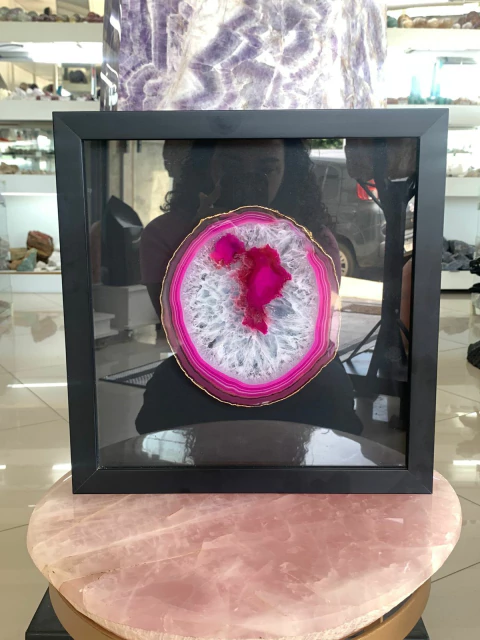 Quadro Agata Rosa Envolto Dourado Moldura Madeira Decoração