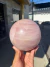 Esfera Quartzo Rosa Pedra Natural Classe B 6,5cm 420gr - Distribuidora CristaisdeCurvelo