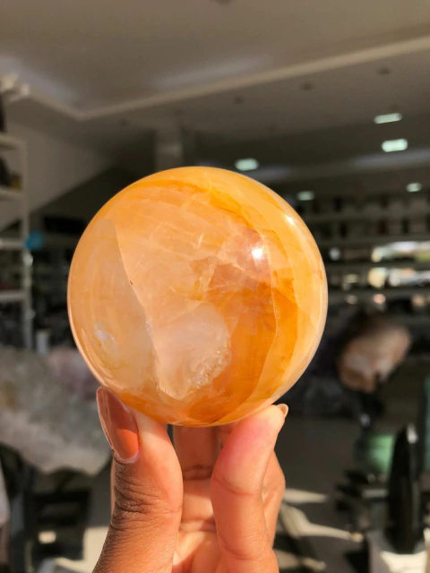 Esfera Hematoide Amarelo Pedra Natural Lapidada 460g 6,7 cm