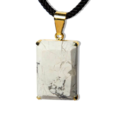 Colar Howlita Branca Facetado Manual Garra Dourado