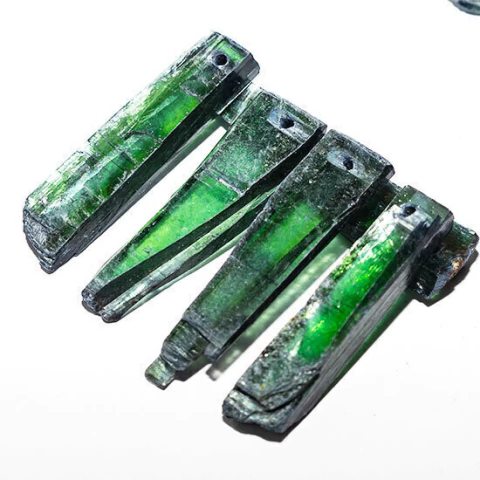 03 Lamina de Vivianita Pedra Bruta Natural Furo Horizontal