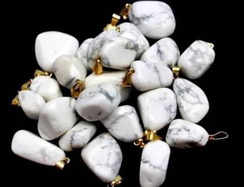 03 Pingente Pedrinha Howlita Branca Rolado Montagem Pino Dourado Atacado