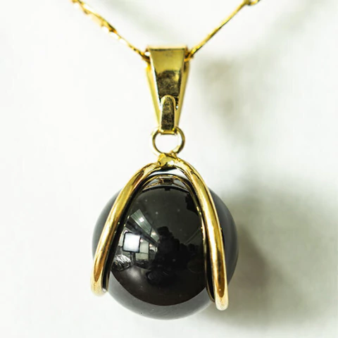 05 Pingente Bolinha Obsidiana Negra Envolto Pedra Montagem Dourada ATACADO