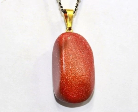 Colar Pedrinha Pedra do Sol Rolado Pino Dourado