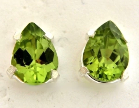 Brinco Topinho Gema Facetado Gota Peridoto Verde Tarraxa Prata 950