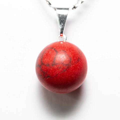 50 Pingente Bolinha Pedra Howlita Vermelha Pino Prateado ATACADO