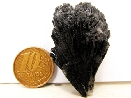 Cianita Preta ou Vassoura de Bruxa Pedra Natural Bruta 50 mm
