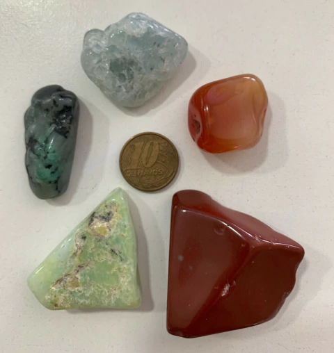Kit 05 Pedras Naturais Santa Hildegarda Água Marinha, Cornalina, Crisoprásio, Esmeralda e Jaspe Vermelho