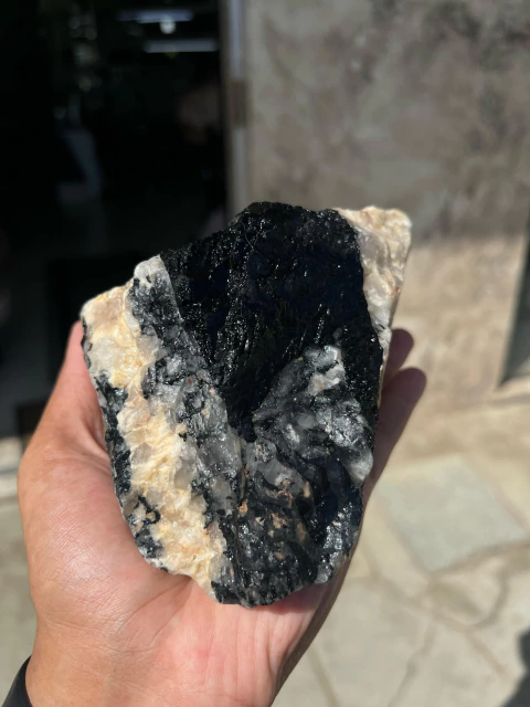 01 Turmalina no Feldspato Pedra Natural 1.206kg 8,3cm