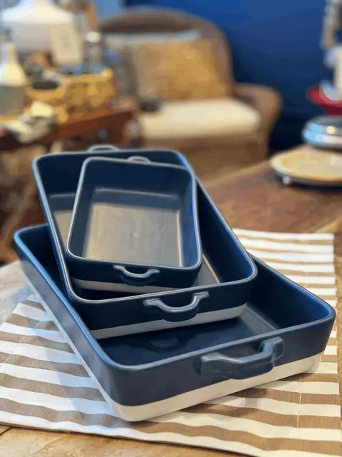 Formas em Cerâmica Azul com Linha Branca