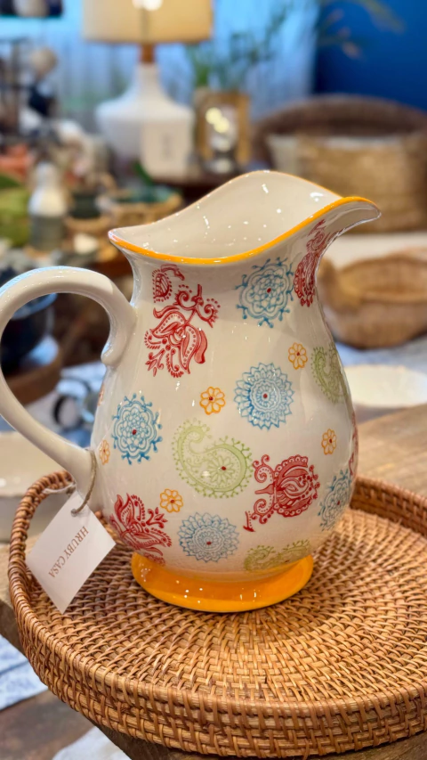 Jarra de cerâmica colorida