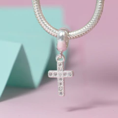 Berloque Charms Cruz Crucifixo Cravejado Pedra Prata Lei - comprar online