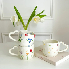 Caneca Floral Alça de Coração