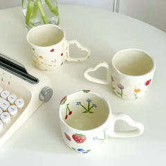 Caneca Floral Alça de Coração - comprar online