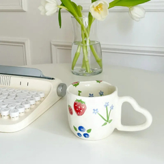 Caneca Floral Alça de Coração na internet