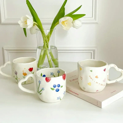 Caneca Floral Alça de Coração na internet
