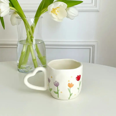 Caneca Floral Alça de Coração