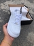 Feito em couro o modelo branco do Air Force 1 tem uma parte superior durável e de alta qualidade. Isso proporciona conforto aos pés e contribui para a durabilidade do tênis.O modelo em questão é branco, isso significa que não apenas a parte superior, mas 
