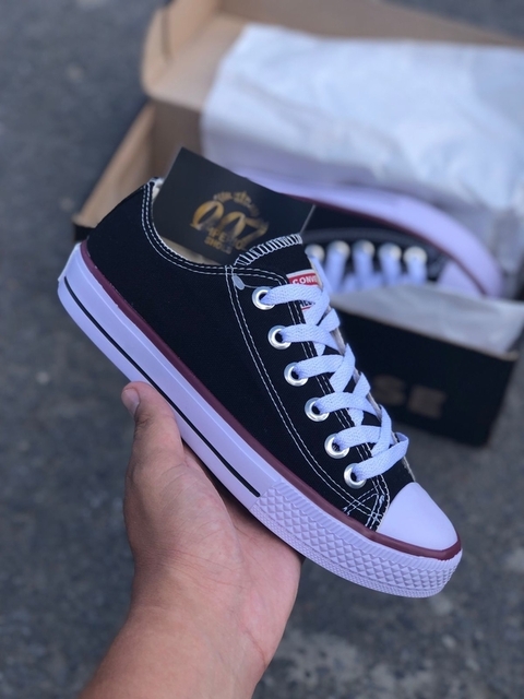 Este modelo de sneakers mais icônicos de todos os tempos, como um símbolo de conforto e autenticidade cultural. Com cabedal em material sintético, solado emborrachado e cano baixo, o All Star preto é ideal para te acompanhar em diversas ocasiões, trazendo