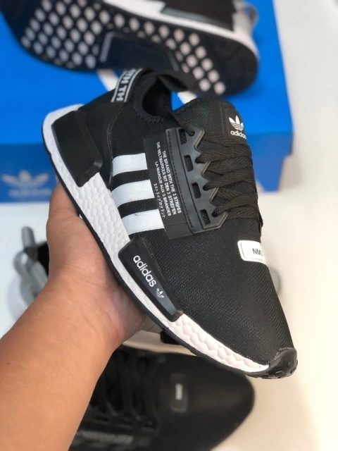 Desenvolvido com material em couro sua coloração predominante é preto com branco com as linhas de costura brancas o modelo acompanha com cadarços da cor preto.