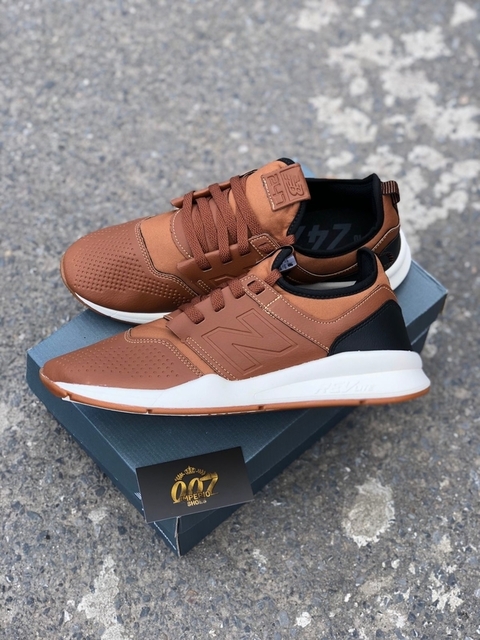 O Tênis New Balance 247 foi desenvolvido em tecido respirável, capaz de absorver o suor, mantendo seus pés secos. O modelo possui um visual tradicional, com o "N" em alto relevo nas laterais, moderno e elegante, e, ao mesmo tempo, discreto. Sua cor é cara