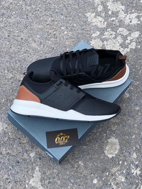 O Tênis New Balance 247 foi desenvolvido em tecido respirável, capaz de absorver o suor, mantendo seus pés secos. O modelo possui um visual tradicional, com o "N" em alto relevo nas laterais, moderno e elegante, e, ao mesmo tempo, discreto. Sua cor é pret
