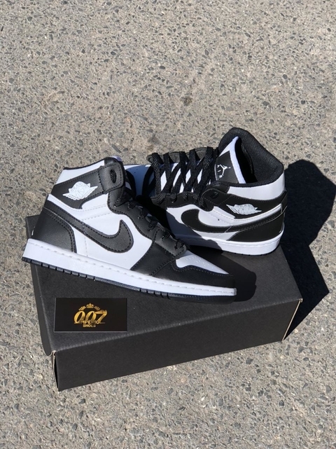 O tênis Nike Air Jordan  preto laranja cobrindo maior parte, branco nos detalhes, é o mais desejado até hoje, personalidade e estilo o  seu solado toda preta.