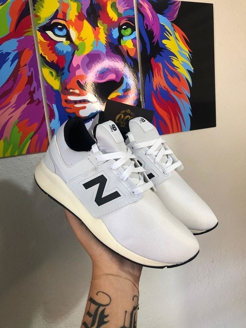 O Tênis New Balance 247 foi desenvolvido em tecido respirável, capaz de absorver o suor, mantendo seus pés secos. O modelo possui um visual tradicional, com o "N" em alto relevo nas laterais, moderno e elegante, e, ao mesmo tempo, discreto. Sua cor é bran