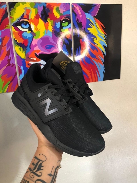 O Tênis New Balance 247 foi desenvolvido em tecido respirável, capaz de absorver o suor, mantendo seus pés secos. O modelo possui um visual tradicional, com o "N" em alto relevo nas laterais, moderno e elegante, e, ao mesmo tempo, discreto. Sua cor e tota