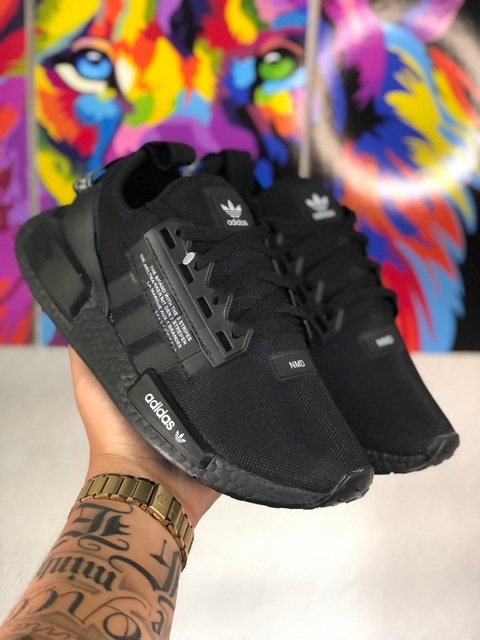 Desenvolvido com material em couro sua coloração predominante é preto com as linhas de costura pretas o modelo acompanha com cadarços da cor preto.