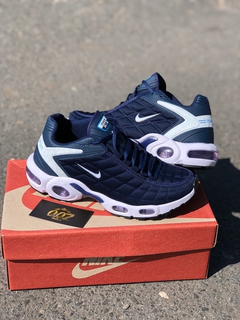 A linha Air Max é conhecida pelo seu sistema de amortecimento de ar visível na entressola. Construída em diferentes materiais, com couro, tecido sintético e malha proporcionando durabilidade e conforto, este modelo e todo azul marinho com detalhes branco 