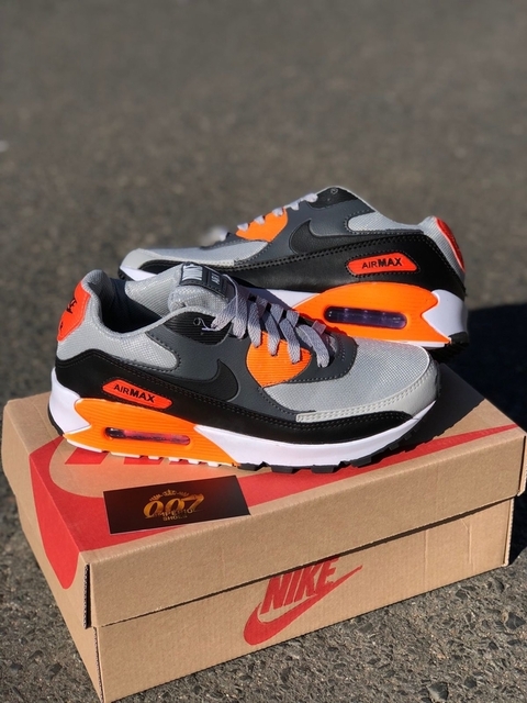  Este modelo tem costuras em couro macio e as clássicas placas estabilizadoras em TPU coloridas. A parte de cima monocromática oferece opções de estilo versáteis, enquanto o amortecimento Max Air adiciona conforto à sua passada sua cor é totalmente laranj