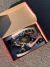 Desenvolvido com material em couro sua coloração predominante é o preto com detalhes personalizados da linha travis scott as linhas de costura pretas o modelo acompanha com cadarços da cor branca.