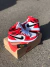 O tênis Nike Air Jordan  vermelho cobrindo maior parte, preto nos detalhes, é o mais desejado até hoje, personalidade e estilo o  seu solado todo rosa.
